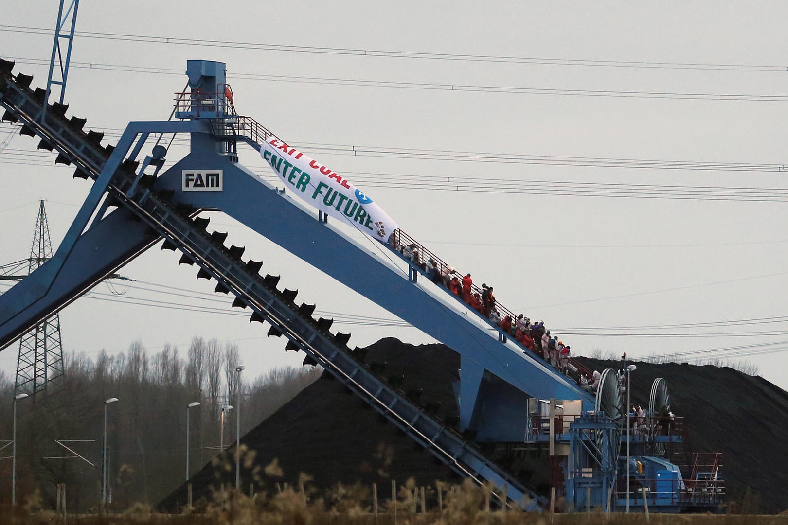 Klimaaktivisten blockieren die Infrastruktur des Kraftwerks: Die Veranstalter sprechen von 150 Teilnehmern.