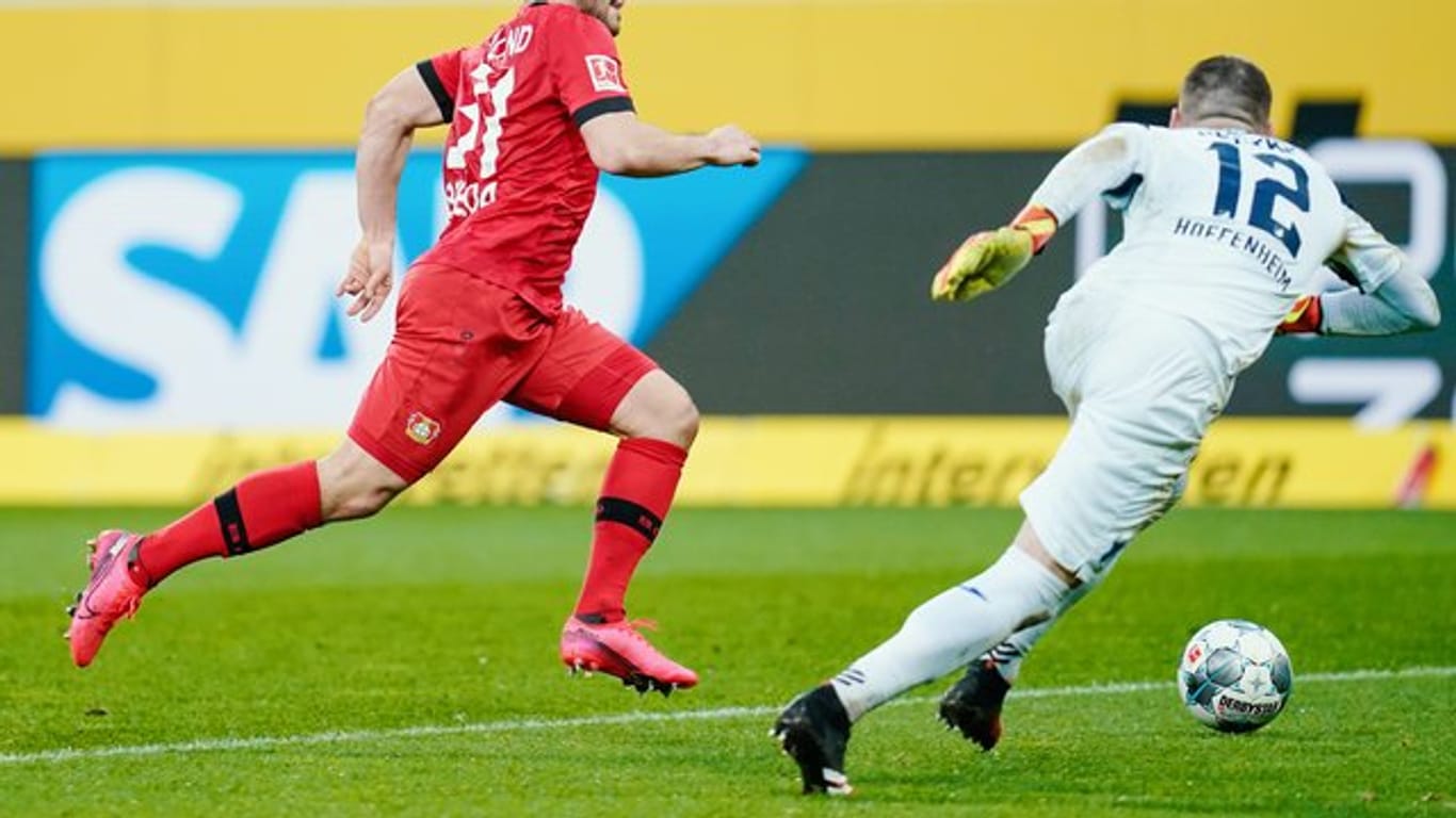 Hoffenheims Keeper Philipp Pentke (r) kommt vor Leverkusens Kevin Volland an den Ball.