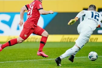 Hoffenheims Keeper Philipp Pentke (r) kommt vor Leverkusens Kevin Volland an den Ball.