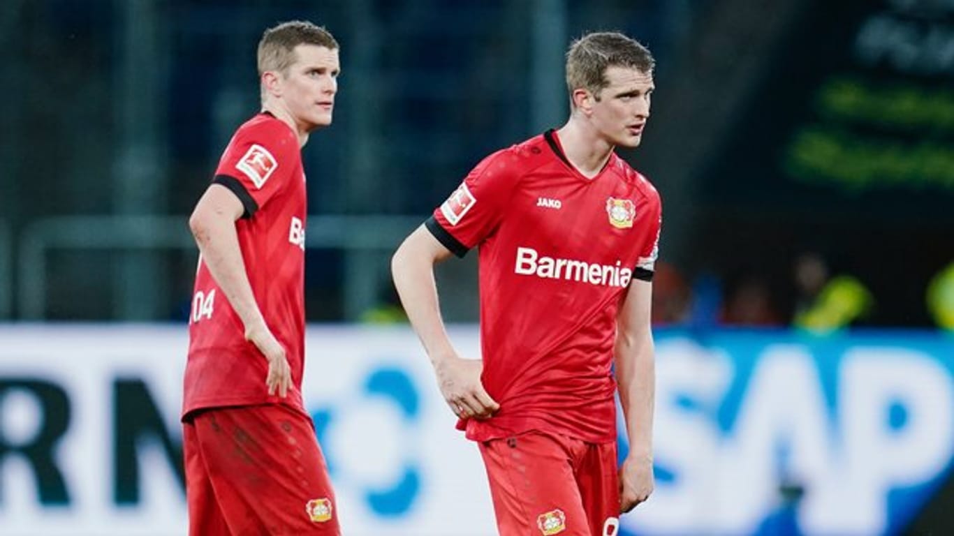 Leverkusens Sven Bender (l) und sein Bruder Lars stehen nach Spielende beim 1:2 gegen Hoffenheim ratlos auf dem Spielfeld.