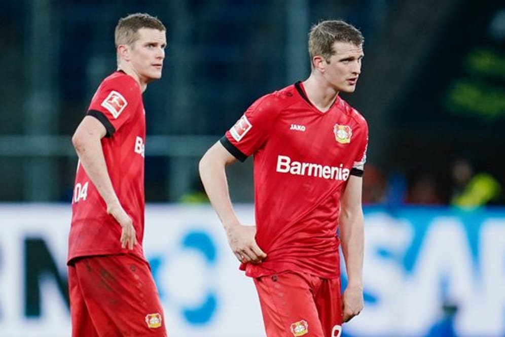 Leverkusens Sven Bender (l) und sein Bruder Lars stehen nach Spielende beim 1:2 gegen Hoffenheim ratlos auf dem Spielfeld.