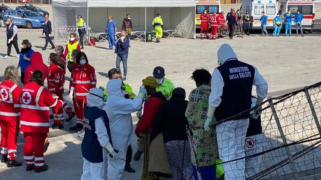 Mirganten verlassen im Hafen von Pozzallo auf Sizilien das Rettungsschiff "Open Arms". Mirganten verlassen im Hafen von Pozzallo auf Sizilien das Rettungsschiff "Open Arms".