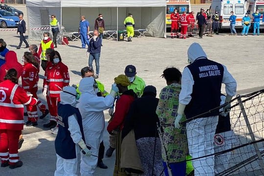 Mirganten verlassen im Hafen von Pozzallo auf Sizilien das Rettungsschiff "Open Arms".