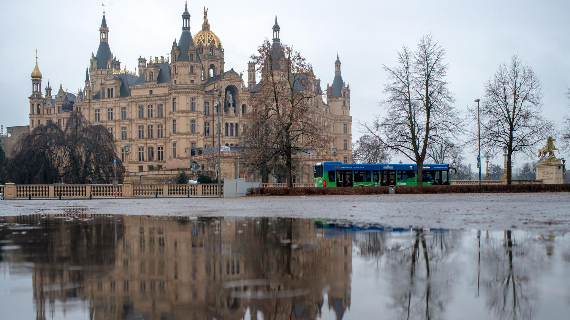 Das Schweriner Schloss spiegelt sich in einer Regenpfütze: Nicht nur Norddeutschland muss sich auf viele Regenschauer einstellen. Das Schweriner Schloss spiegelt sich in einer Regenpfütze: Nicht nur Norddeutschland muss sich auf viele Regenschauer einstellen.