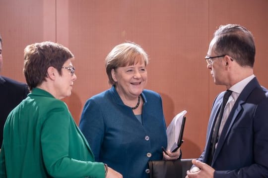 Bundeskanzlerin Angela Merkel (CDU) spricht mit Heiko Maas (SPD, r), Außenminister, zu Beginn der Sitzung des Bundeskabinetts im Kanzleramt während daneben Annegret Kramp-Karrenbauer (CDU, 2.