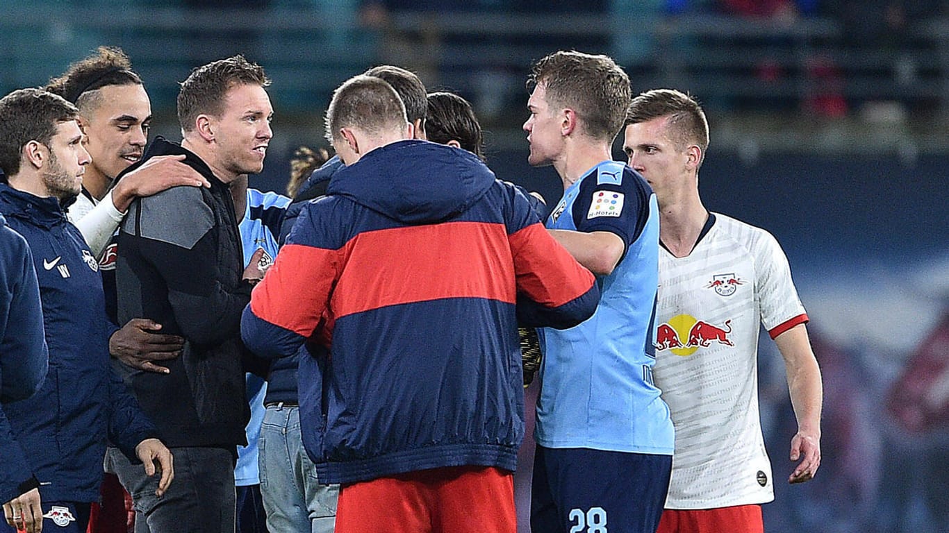 Gerieten nach dem Spiel leicht aneinander: Leipzigs Julian Nagelsmann (schwarze Jacke) und Gladbach-Profi Matthias Ginter (in Blau).