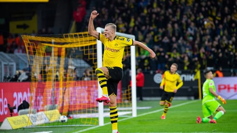 Dortmunds Erling Haaland springt nach seinem Treffer zum 5:0 beim Torjubel in die Luft.