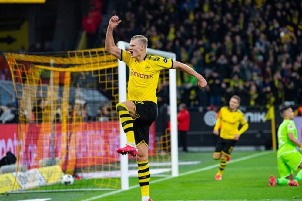 Dortmunds Erling Haaland springt nach seinem Treffer zum 5:0 beim Torjubel in die Luft.
