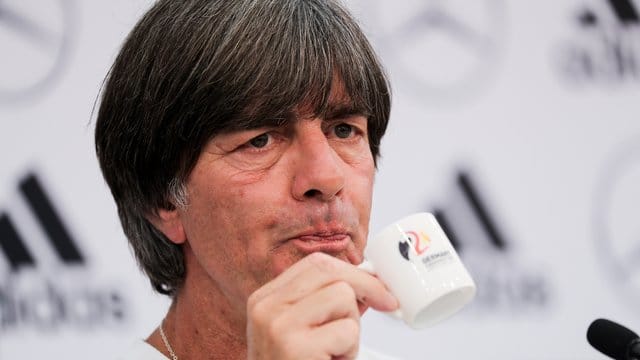 Bundestrainer Joachim Löw kann sich eine Rückkehr von Thomas Müller und Mats Hummels in die Nationalmannschaft vorstellen. Bundestrainer Joachim Löw kann sich eine Rückkehr von Thomas Müller und Mats Hummels in die Nationalmannschaft vorstellen.