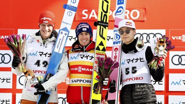 Auf dem Podest in Sapporo: Sieger Stefan Kraft (M) steht zwischen Stephan Leyhe (l) und dem Japaner Ryoyu Kobayashi. Auf dem Podest in Sapporo: Sieger Stefan Kraft (M) steht zwischen Stephan Leyhe (l) und dem Japaner Ryoyu Kobayashi.