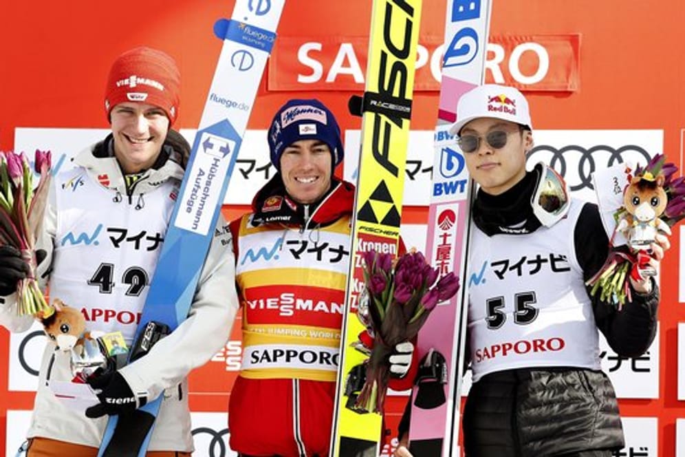 Auf dem Podest in Sapporo: Sieger Stefan Kraft (M) steht zwischen Stephan Leyhe (l) und dem Japaner Ryoyu Kobayashi.