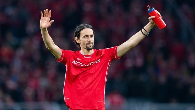 Berlins Neven Subotic lässt sich nach dem Spiel von den BVB Fans feiern.