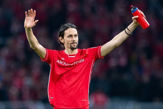 Berlins Neven Subotic lässt sich nach dem Spiel von den BVB Fans feiern.