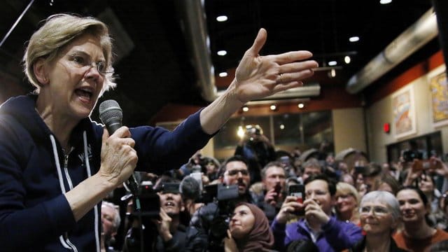 Elizabeth Warren, Senatorin für Massachusetts und demokratische Präsidentschaftskandidatin, spricht während einer Wahlkampfveranstaltung in Des Moines. Elizabeth Warren, Senatorin für Massachusetts und demokratische Präsidentschaftskandidatin, spricht während einer Wahlkampfveranstaltung in Des Moines.