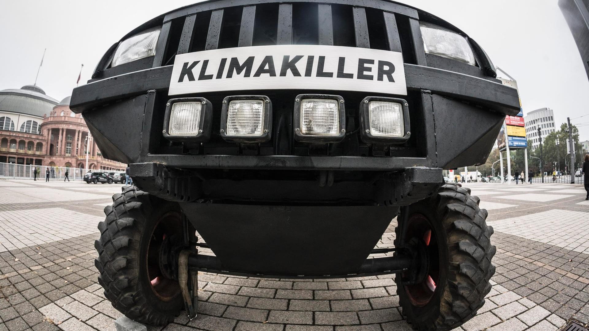 CO2-Debatte: Greenpeace-Aktivisten protestierten im letzten Jahr vor der Internationalen Automobil-Ausstellung (IAA) mit einem Monstertruck gegen SUVs.