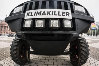 CO2-Debatte: Greenpeace-Aktivisten protestierten im letzten Jahr vor der Internationalen Automobil-Ausstellung (IAA) mit einem Monstertruck gegen SUVs.