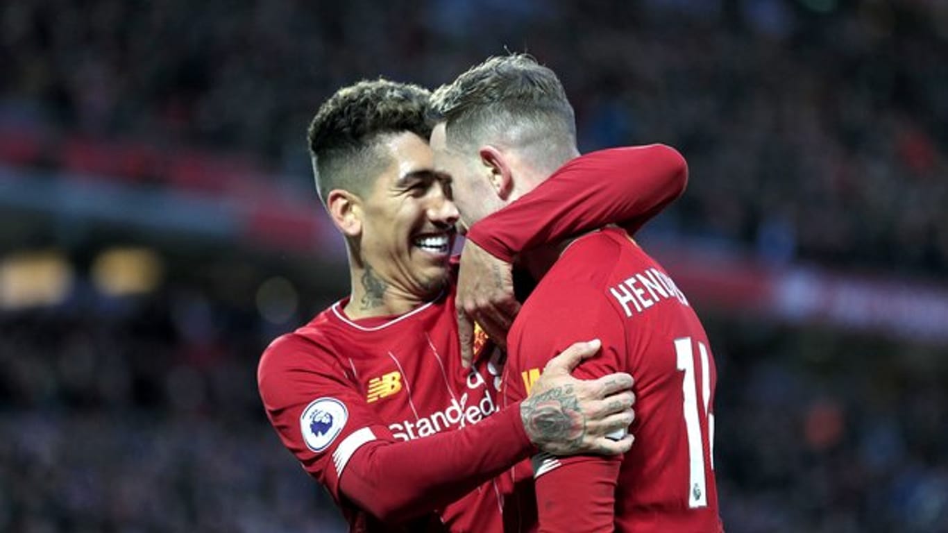Roberto Firmino (l) und Jordan Henderson (r) feiern Liverpools zweiten Treffer.