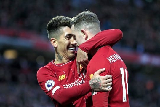 Roberto Firmino (l) und Jordan Henderson (r) feiern Liverpools zweiten Treffer.