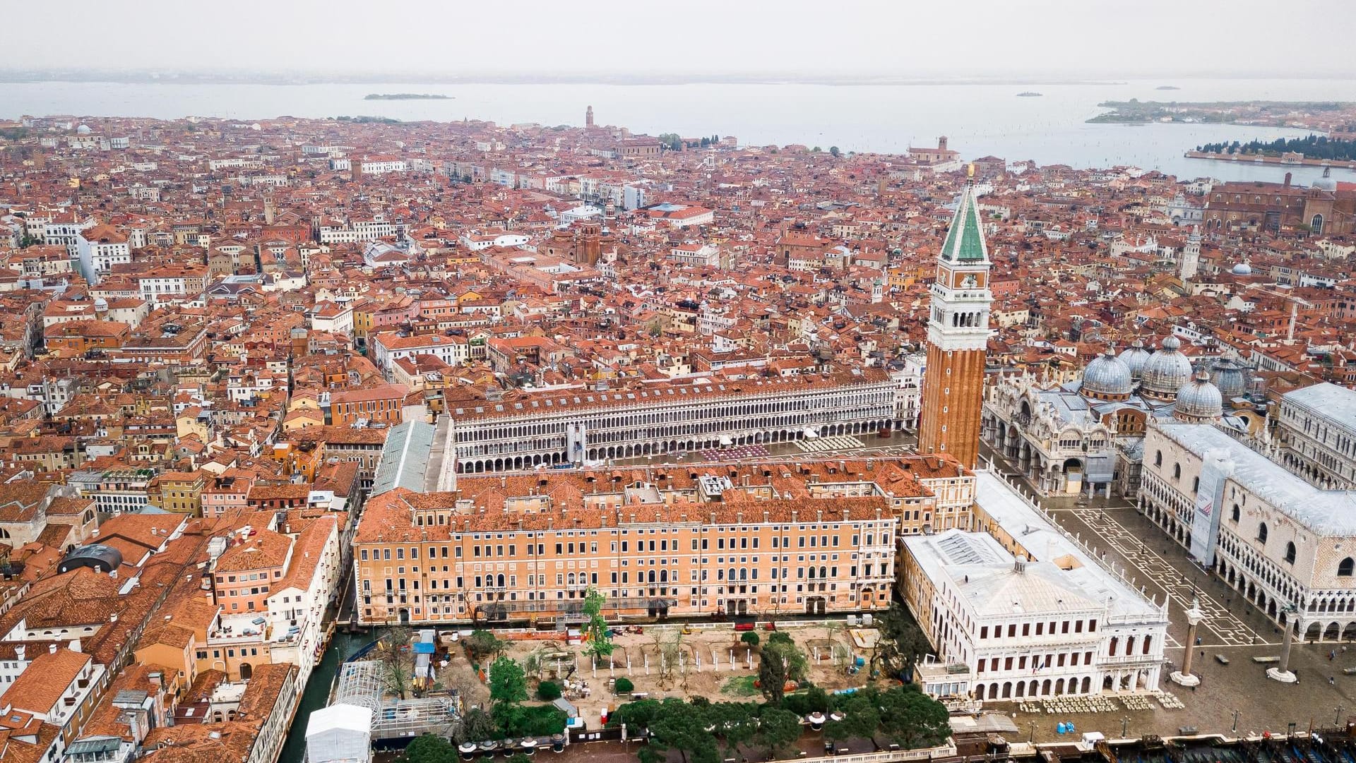 Luftaufnahme von Venedig (Symbolbild): Auch wenn die Bombe nicht in der Altstadt entdeckt wurde, kommt es auch dort zu Behinderungen. Luftaufnahme von Venedig (Symbolbild): Auch wenn die Bombe nicht in der Altstadt entdeckt wurde, kommt es auch dort zu Behinderungen.