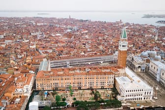 Luftaufnahme von Venedig (Symbolbild): Auch wenn die Bombe nicht in der Altstadt entdeckt wurde, kommt es auch dort zu Behinderungen.