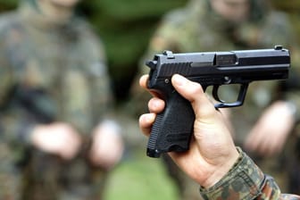Ein Ausbilder der Bundeswehr hält die Handfeuerwaffe P8 (Symbolbild): Die meisten der verlorenen Dienstwaffen sind Exemplare dieser Handfeuerwaffe.