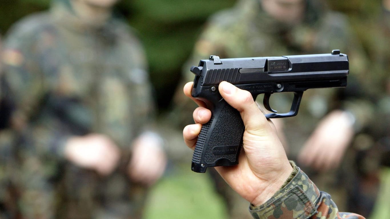 Ein Ausbilder der Bundeswehr hält die Handfeuerwaffe P8 (Symbolbild): Die meisten der verlorenen Dienstwaffen sind Exemplare dieser Handfeuerwaffe.