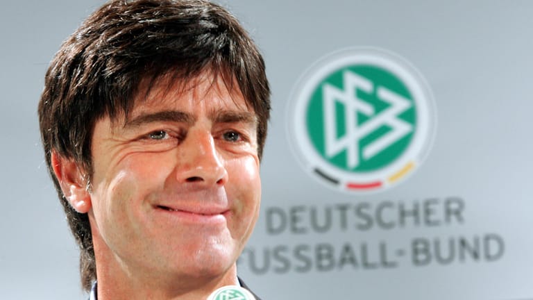 So sah Joachim Löw zu Beginn seiner Tätigkeit als Bundestrainer 2006 aus. Hier lächelt er bei einer Pressekonferenz.