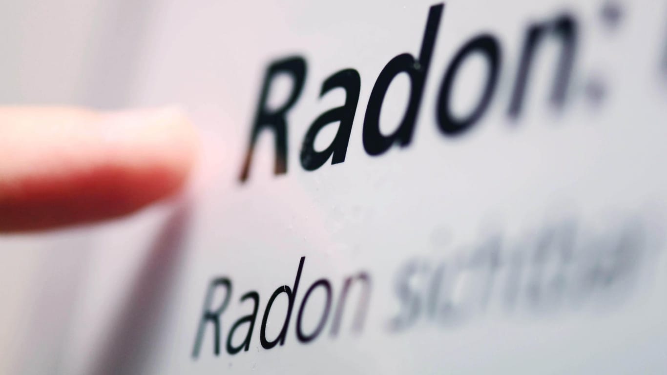 Radonplakat im Karlsruher Institut für Technologie (KIT): Das Radonlabor misst mit Festkörperexposimetern (Kernspurdetektoren) Radon in Luft.