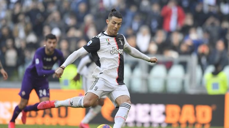 Cristiano Ronaldo von Juventus Turin trifft ein Tor per Elfmeter.