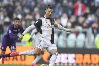 Cristiano Ronaldo von Juventus Turin trifft ein Tor per Elfmeter.