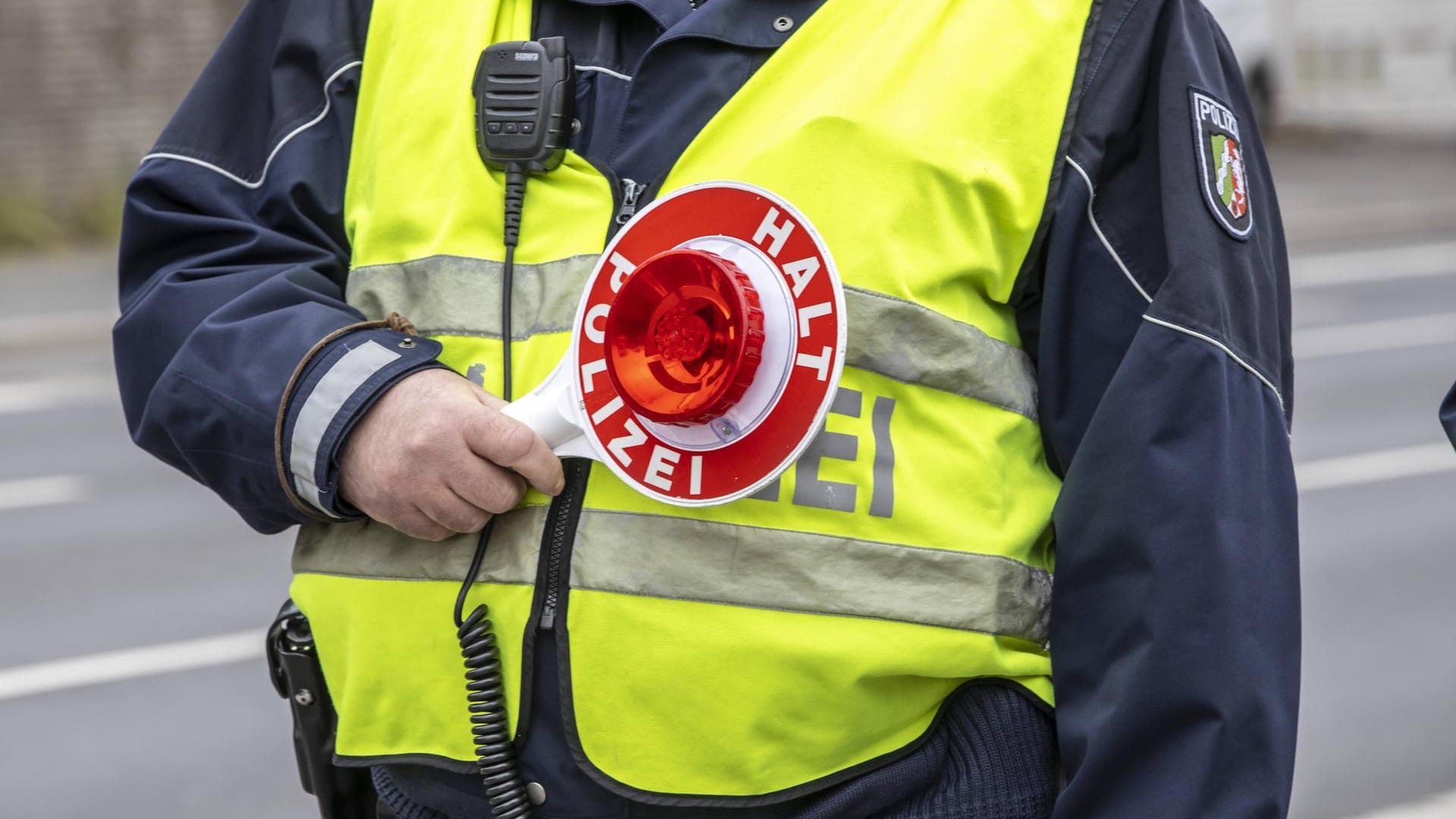 Polizist bei einer Verkehrskontrolle (Symbolbild): Der 18-Jährige fuhr ohne Führerschein.