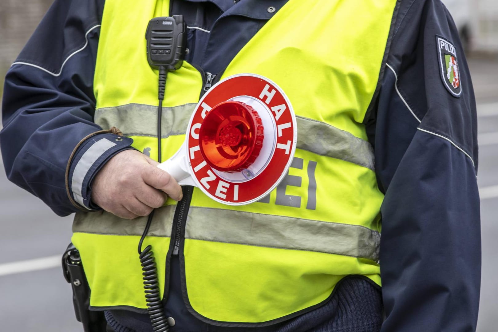 Polizist bei einer Verkehrskontrolle (Symbolbild): Der 18-Jährige fuhr ohne Führerschein.