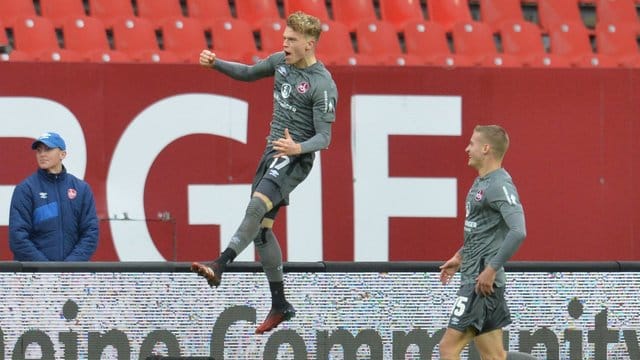 Nürnbergs Robin Hack bejubelt sein Tor zum 2:0.