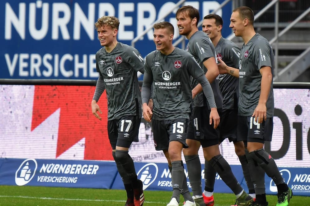 Jubel bei den "Clubberern": Der 1. FC Nürnberg holte gegen den SV Sandhausen drei wichtige Punkte im Abstiegskampf.