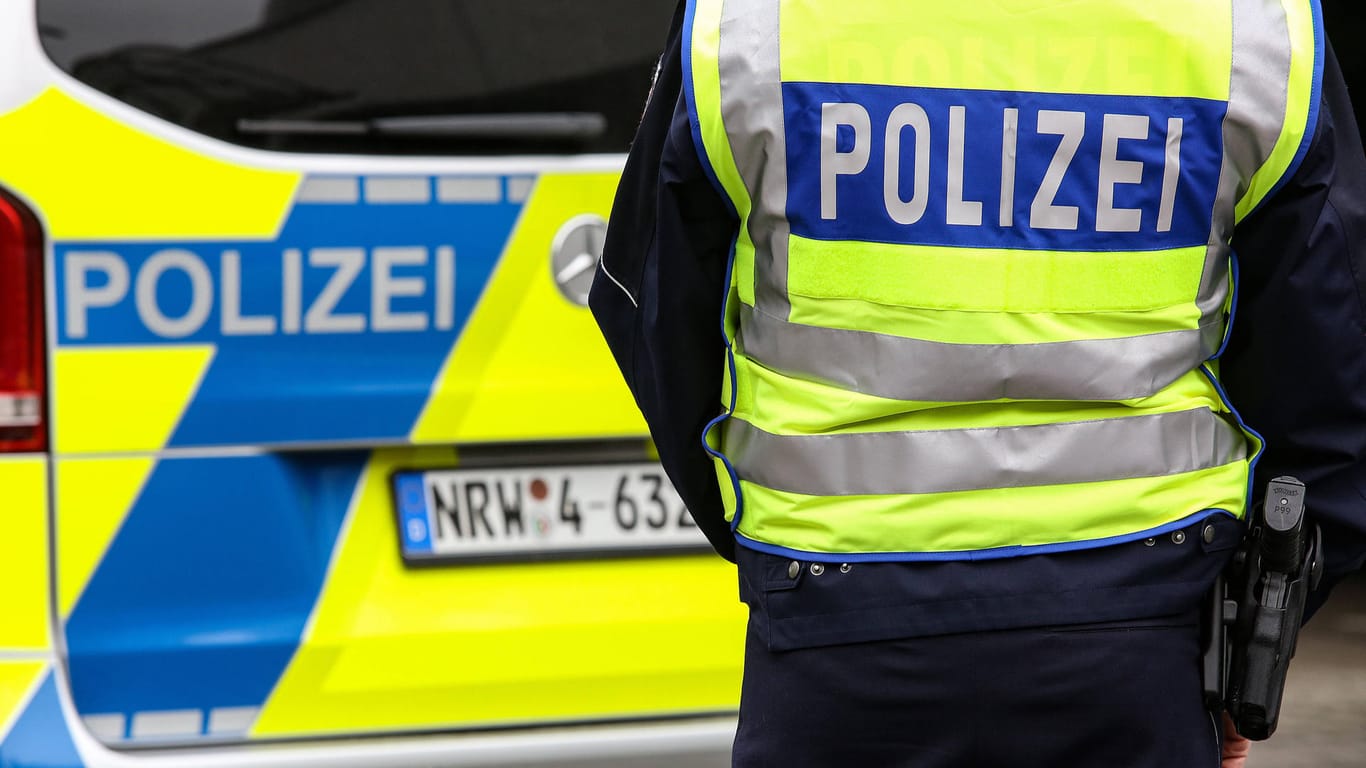 Polizei in Nordrhein-Westfalen (Symbolbild): Die Beamten haben auch weitere verbotene Gegenstände bei den Teilnehmern des Autokorsos gefunden.