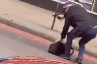 London: Dieses Twitter-Videostandbild zeigt einen bewaffneten Polizisten auf der Streatham High Road. Die Polizeit hat die Menschen aufgefordert, sich nach einem "Zwischenfall" aus dem Gebiet Streatham fernzuhalten.