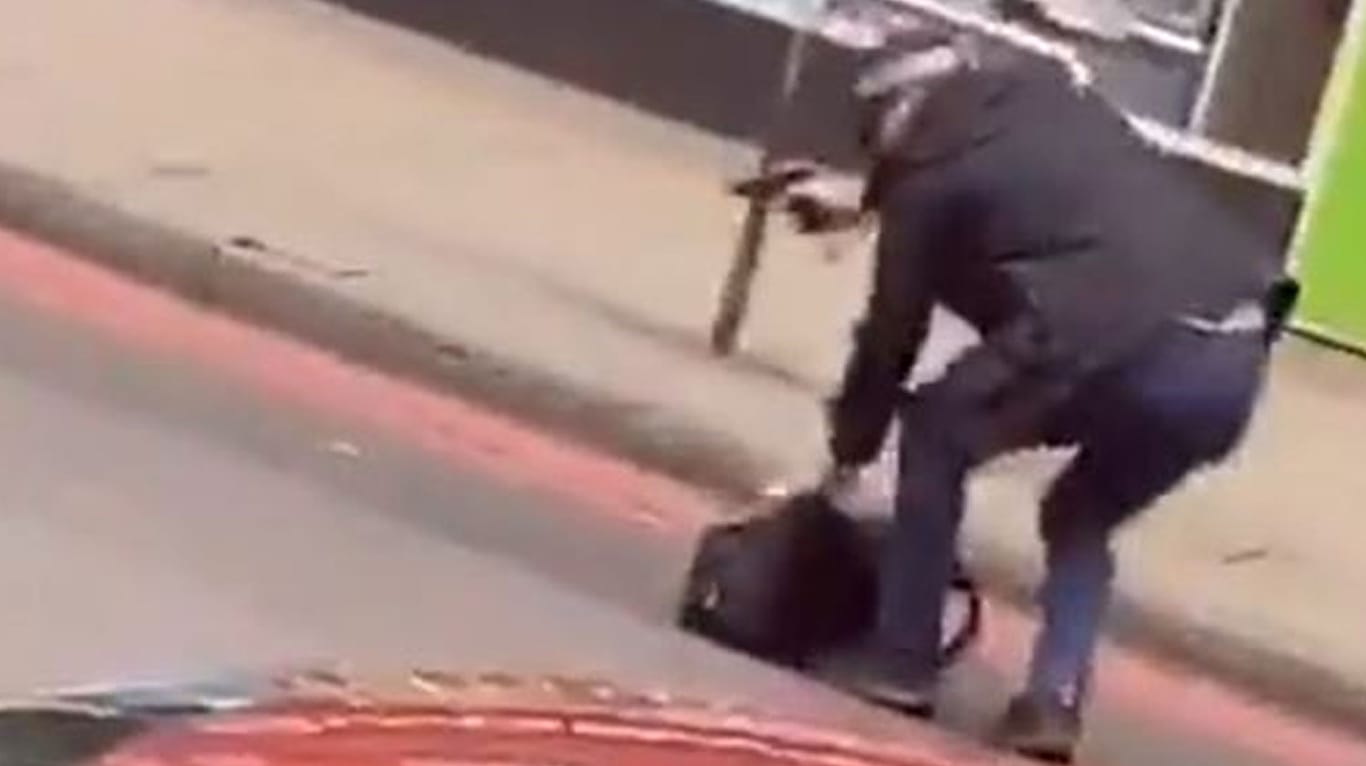 London: Dieses Twitter-Videostandbild zeigt einen bewaffneten Polizisten auf der Streatham High Road. Die Polizeit hat die Menschen aufgefordert, sich nach einem "Zwischenfall" aus dem Gebiet Streatham fernzuhalten.