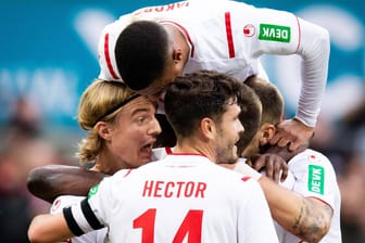 Pure Freude: Kölns Spieler feiern das zwischenzeitliche 1:0 gegen Freiburg durch Sebastiaan Bornauw (l.).