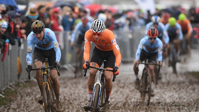 Mathieu van der Poel (M) hat sich den dritten Cross-WM-Titel seiner Karriere gesichert.