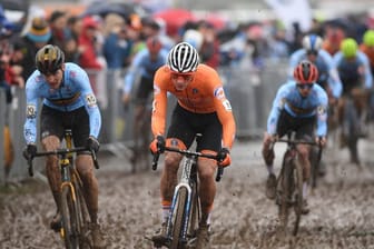 Mathieu van der Poel (M) hat sich den dritten Cross-WM-Titel seiner Karriere gesichert.