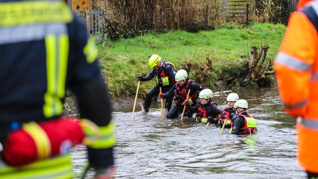 Helfer suchen im Flüsschen Hönne nach der vermissten Zehnjährigen.