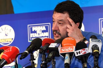 Matteo Salvini gibt eine Pressekonferenz: Salvini droht nach eigenen Angaben ein weiteres Verfahren im Zusammenhang mit seiner Blockadepolitik gegen Rettungsboote mit Migranten.