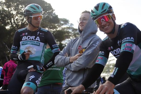 Die Deutschen Pascal Ackermann (r) und Rüdiger Selig (l) vor dem Start am vierten Tag der Mallorca Challenge.