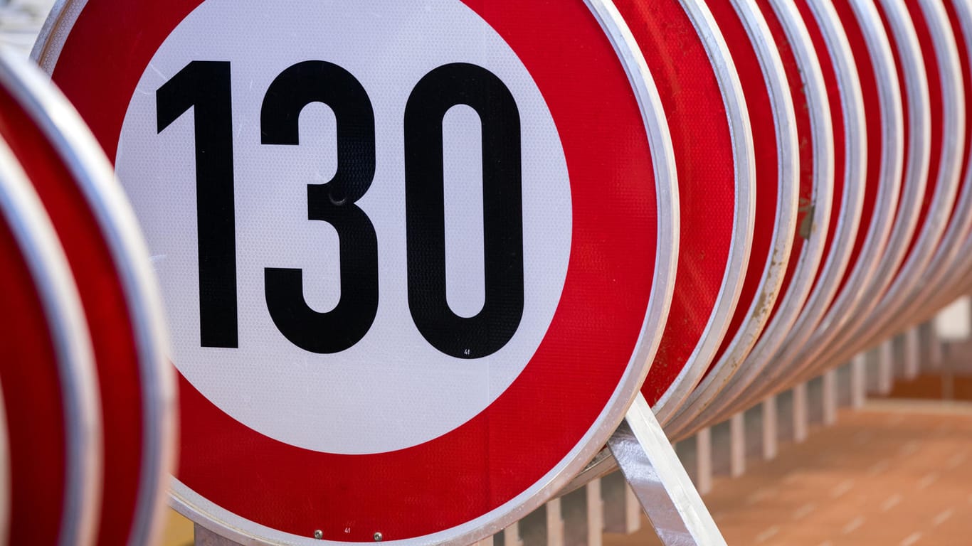 Verkehrsschilder für die zugelassene Höchstgeschwindigkeit von 130 Stundenkilometern in einer Lagerhalle der Autobahnmeisterei.