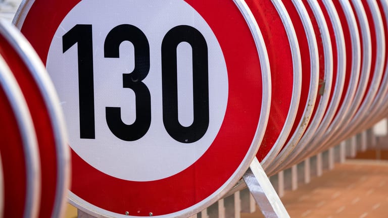 Verkehrsschilder für die zugelassene Höchstgeschwindigkeit von 130 Stundenkilometern in einer Lagerhalle der Autobahnmeisterei.