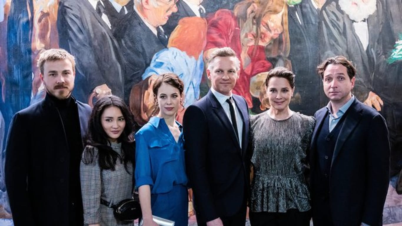 Albrecht Schuch (l-r), Mai Duong Kieu, Paula Beer, Barry Atsma, Désirée Nosbusch und Marc Limpach bei der Premiere der zweiten Staffel von "Bad Banks".