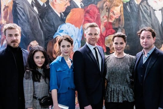 Albrecht Schuch (l-r), Mai Duong Kieu, Paula Beer, Barry Atsma, Désirée Nosbusch und Marc Limpach bei der Premiere der zweiten Staffel von "Bad Banks".