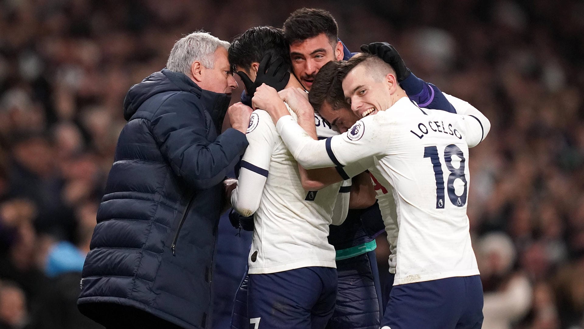 Tottenham Hotspur um Trainer Jose Mourinho (l.) gewinnt mit 2:0 gegen Manchester City. Tottenham Hotspur um Trainer Jose Mourinho (l.) gewinnt mit 2:0 gegen Manchester City.