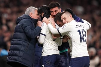 Tottenham Hotspur um Trainer Jose Mourinho (l.) gewinnt mit 2:0 gegen Manchester City.