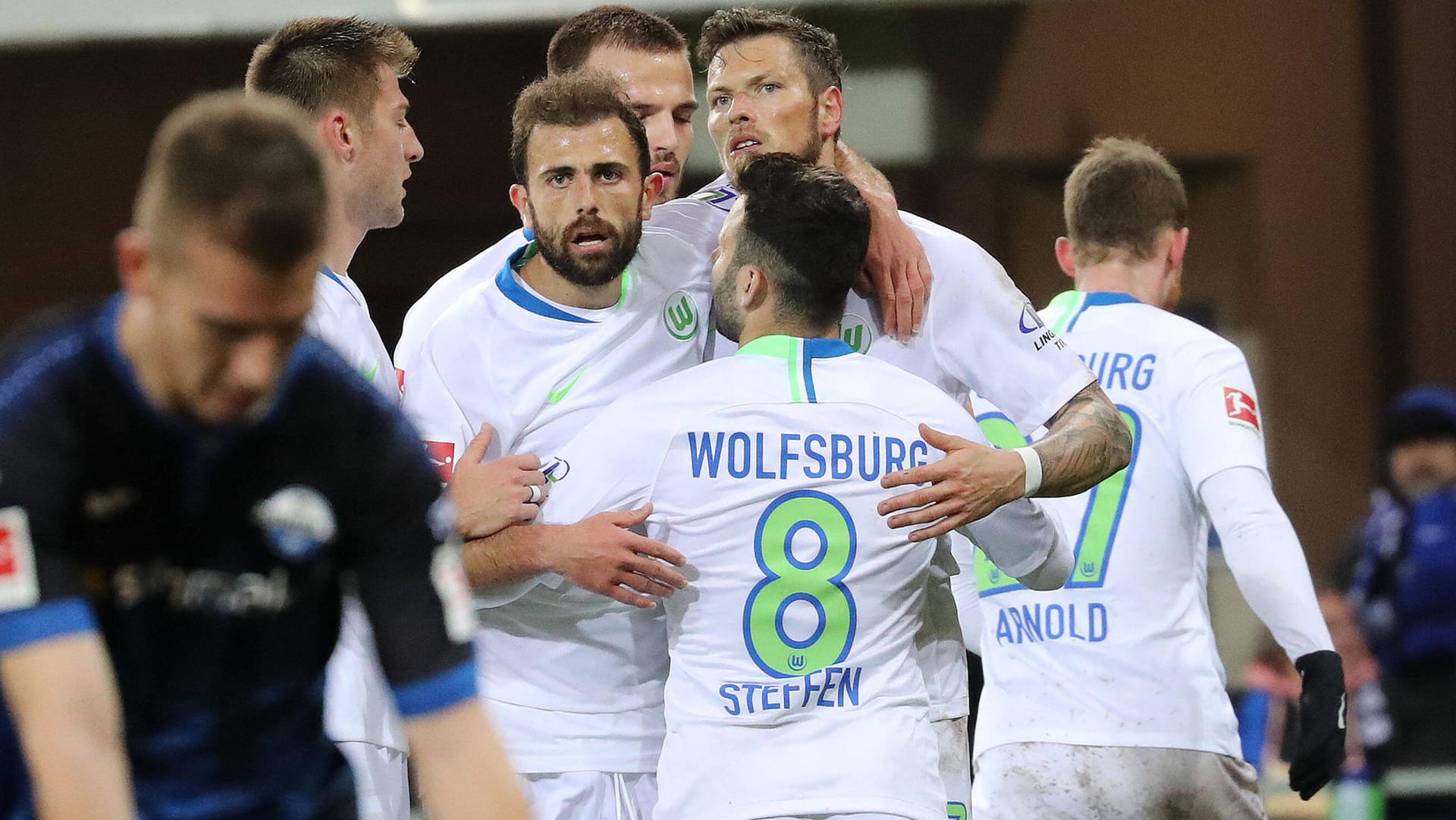 Der VfL Wolfsburg bejubelt den Auswärtssieg beim SC Paderborn.